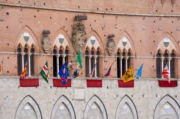 The Siena Palio of August 16th has been postponed by another day due to rain. Siena, Piazza del Campo August 17, 2026. Heavy rain has interrupted the race; the municipality has displayed the green flag. The race will be held tomorrow, August 17, weather permitting. Siena Piazza Del Campo Toscana ITALIA Copyright: xSALVATORExDExROSAxSalvatorexDexRosax DSC01220