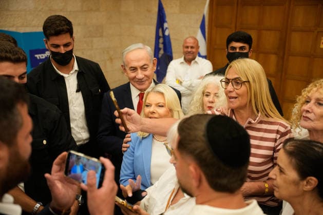 People take a selfie with Israeli Prime Minister Benjamin Netanyahu and his wife, Sara, during the Likud party primary elections ahead of Israel s general election in October, in Jerusalem, Monday, August 17, 2026. Pool  ERX20260817209 OhadxZwigenberg