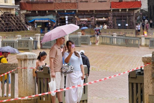 August 17, 2026, Siena, Toscana, ITALIA: Siena, Piazza del Campo Ã¢â‚¬ August 17, 2026. Heavy rain has interrupted the race; the municipality has displayed the green flag. The race will be held tomorrow, August 17, weather permitting. Siena ITALIA  - ZUMAs236 20260817_aap_s236_003 Copyright: xFabioxSassox