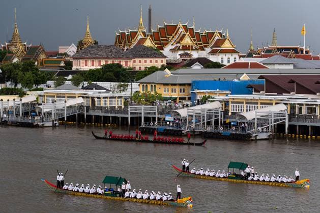 August 17, 2026, Bangkok, Thailand: Thai oarsmen row royal barges during a rehearsal for the Royal Barge Procession..The rehearsal was held in preparation for the Royal Barge Procession on November 6, 2026, which will take place as part of the annual Royal Kathina ceremony at the end of Buddhist Lent. Bangkok Thailand  - ZUMAs197 20260817_aaa_s197_092 Copyright: xPeeraponxBoonyakiatx