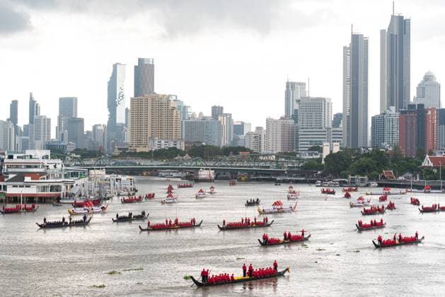 August 17, 2026, Bangkok, Thailand: Thai oarsmen row royal barges during a rehearsal for the Royal Barge Procession..The rehearsal was held in preparation for the Royal Barge Procession on November 6, 2026, which will take place as part of the annual Royal Kathina ceremony at the end of Buddhist Lent. Bangkok Thailand  - ZUMAs197 20260817_aaa_s197_095 Copyright: xPeeraponxBoonyakiatx