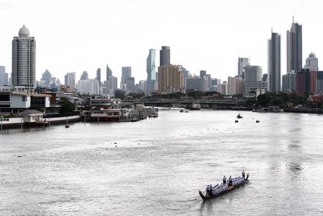 August 17, 2026, Bangkok, Thailand: Thai oarsmen row royal barges during a rehearsal for the Royal Barge Procession..The rehearsal was held in preparation for the Royal Barge Procession on November 6, 2026, which will take place as part of the annual Royal Kathina ceremony at the end of Buddhist Lent. Bangkok Thailand  - ZUMAs197 20260817_aaa_s197_097 Copyright: xPeeraponxBoonyakiatx