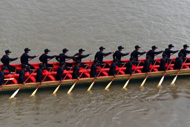August 17, 2026, Bangkok, Thailand: Thai oarsmen row royal barges during a rehearsal for the Royal Barge Procession..The rehearsal was held in preparation for the Royal Barge Procession on November 6, 2026, which will take place as part of the annual Royal Kathina ceremony at the end of Buddhist Lent. Bangkok Thailand - ZUMAs197 20260817_aaa_s197_093 Copyright: xPeeraponxBoonyakiatx