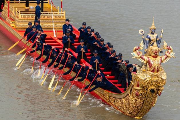 August 17, 2026, Bangkok, Thailand: Thai oarsmen row royal barges during a rehearsal for the Royal Barge Procession..The rehearsal was held in preparation for the Royal Barge Procession on November 6, 2026, which will take place as part of the annual Royal Kathina ceremony at the end of Buddhist Lent. Bangkok Thailand - ZUMAs197 20260817_aaa_s197_098 Copyright: xPeeraponxBoonyakiatx