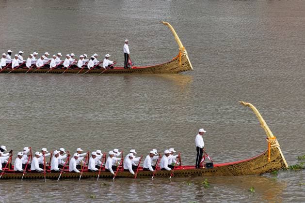 August 17, 2026, Bangkok, Thailand: Thai oarsmen row royal barges during a rehearsal for the Royal Barge Procession..The rehearsal was held in preparation for the Royal Barge Procession on November 6, 2026, which will take place as part of the annual Royal Kathina ceremony at the end of Buddhist Lent. Bangkok Thailand - ZUMAs197 20260817_aaa_s197_100 Copyright: xPeeraponxBoonyakiatx