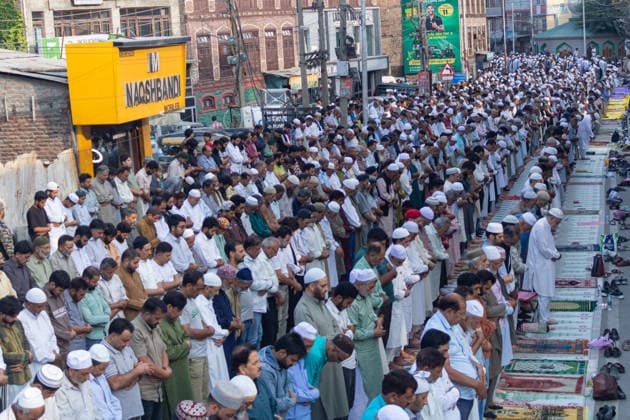 August 17, 2026, Srinagar, Jammu And Kashmir, Srinagar: Thousands of Muslims from across Kashmir gathered to offer annual congregational prayer called Khoja Digar on the 3rd month of the Islamic calendar, outside the shrine of Sufi Saint Khawaja Naqashband in Srinagar. Srinagar Srinagar - ZUMAs382 20260817_zip_s382_001 Copyright: xSyeedxShawlx