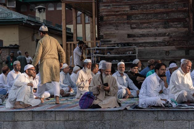August 17, 2026, Srinagar, Jammu And Kashmir, Srinagar: Kashmiri Muslim devotees sit and rest after offering the annual congregational Khoja Digar prayers outside the shrine of Sufi Saint Khawaja Naqshband Sahib in Srinagar. Thousands of devotees gather every year on the 3rd of Rabi-ul-Awwal to participate in the special late-afternoon prayer. Srinagar Srinagar - ZUMAs382 20260817_zip_s382_008 Copyright: xSyeedxShawlx