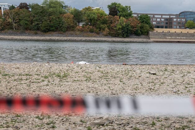 Kontrollierte Sprengung einer Weltkriegsbombe im Rhein an der Rheinaue in Bonn - 17.08.26 Nach dem Fund einer 125 Kilogramm schweren britischen Brandbombe aus dem Zweiten Weltkrieg im Rhein südlich der Konrad-Adenauer-Brücke bereitet der Kampfmittelbeseitigungsdienst die kontrollierte Sprengung am Fundort vor. Ein Sicherheitsradius von 300 Metern um die Rheinaue wird abgesperrt, Fuß- und Radwege sind gesperrt, die Rheinschifffahrt wird während der Sprengung unterbrochen. Evakuierungen von Anwohnern sind nicht notwendig. Bonn Rheinaue Nordrhein-Westfalen Deutschland *** Controlled detonation of a World War II bomb in the Rhine at the Rheinaue in Bonn on August 17, 2026. Following the discovery of a 125-kilogram British incendiary bomb fr Copyright: xMarcxJohnx