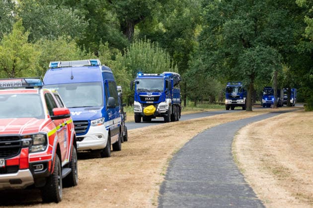 Kontrollierte Sprengung einer Weltkriegsbombe im Rhein an der Rheinaue in Bonn - 17.08.26 Nach dem Fund einer 125 Kilogramm schweren britischen Brandbombe aus dem Zweiten Weltkrieg im Rhein südlich der Konrad-Adenauer-Brücke bereitet der Kampfmittelbeseitigungsdienst die kontrollierte Sprengung am Fundort vor. Ein Sicherheitsradius von 300 Metern um die Rheinaue wird abgesperrt, Fuß- und Radwege sind gesperrt, die Rheinschifffahrt wird während der Sprengung unterbrochen. Evakuierungen von Anwohnern sind nicht notwendig. Bonn Rheinaue Nordrhein-Westfalen Deutschland *** Controlled detonation of a World War II bomb in the Rhine at the Rheinaue in Bonn on August 17, 2026. Following the discovery of a 125-kilogram British incendiary bomb fr Copyright: xMarcxJohnx