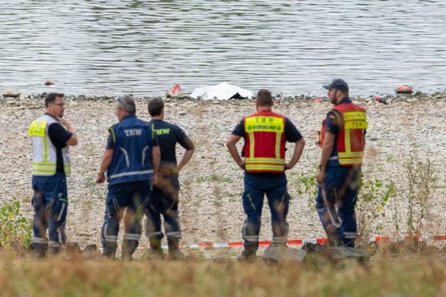 Kontrollierte Sprengung einer Weltkriegsbombe im Rhein an der Rheinaue in Bonn - 17.08.26 Nach dem Fund einer 125 Kilogramm schweren britischen Brandbombe aus dem Zweiten Weltkrieg im Rhein südlich der Konrad-Adenauer-Brücke bereitet der Kampfmittelbeseitigungsdienst die kontrollierte Sprengung am Fundort vor. Ein Sicherheitsradius von 300 Metern um die Rheinaue wird abgesperrt, Fuß- und Radwege sind gesperrt, die Rheinschifffahrt wird während der Sprengung unterbrochen. Evakuierungen von Anwohnern sind nicht notwendig. Bonn Rheinaue Nordrhein-Westfalen Deutschland *** Controlled detonation of a World War II bomb in the Rhine at the Rheinaue in Bonn on August 17, 2026. Following the discovery of a 125-kilogram British incendiary bomb fr Copyright: xMarcxJohnx
