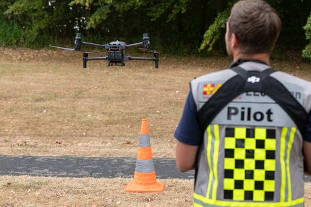 Kontrollierte Sprengung einer Weltkriegsbombe im Rhein an der Rheinaue in Bonn - 17.08.26 Nach dem Fund einer 125 Kilogramm schweren britischen Brandbombe aus dem Zweiten Weltkrieg im Rhein südlich der Konrad-Adenauer-Brücke bereitet der Kampfmittelbeseitigungsdienst die kontrollierte Sprengung am Fundort vor. Ein Sicherheitsradius von 300 Metern um die Rheinaue wird abgesperrt, Fuß- und Radwege sind gesperrt, die Rheinschifffahrt wird während der Sprengung unterbrochen. Evakuierungen von Anwohnern sind nicht notwendig. Bonn Rheinaue Nordrhein-Westfalen Deutschland *** Controlled detonation of a World War II bomb in the Rhine at the Rheinaue in Bonn on August 17, 2026. Following the discovery of a 125-kilogram British incendiary bomb fr Copyright: xMarcxJohnx