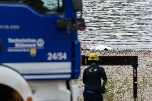 Kontrollierte Sprengung einer Weltkriegsbombe im Rhein an der Rheinaue in Bonn - 17.08.26 Nach dem Fund einer 125 Kilogramm schweren britischen Brandbombe aus dem Zweiten Weltkrieg im Rhein südlich der Konrad-Adenauer-Brücke bereitet der Kampfmittelbeseitigungsdienst die kontrollierte Sprengung am Fundort vor. Ein Sicherheitsradius von 300 Metern um die Rheinaue wird abgesperrt, Fuß- und Radwege sind gesperrt, die Rheinschifffahrt wird während der Sprengung unterbrochen. Evakuierungen von Anwohnern sind nicht notwendig. Bonn Rheinaue Nordrhein-Westfalen Deutschland *** Controlled detonation of a World War II bomb in the Rhine at the Rheinaue in Bonn on August 17, 2026. Following the discovery of a 125-kilogram British incendiary bomb fr Copyright: xMarcxJohnx