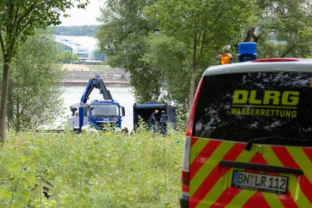Kontrollierte Sprengung einer Weltkriegsbombe im Rhein an der Rheinaue in Bonn - 17.08.26 Nach dem Fund einer 125 Kilogramm schweren britischen Brandbombe aus dem Zweiten Weltkrieg im Rhein südlich der Konrad-Adenauer-Brücke bereitet der Kampfmittelbeseitigungsdienst die kontrollierte Sprengung am Fundort vor. Ein Sicherheitsradius von 300 Metern um die Rheinaue wird abgesperrt, Fuß- und Radwege sind gesperrt, die Rheinschifffahrt wird während der Sprengung unterbrochen. Evakuierungen von Anwohnern sind nicht notwendig. Bonn Rheinaue Nordrhein-Westfalen Deutschland *** Controlled detonation of a World War II bomb in the Rhine at the Rheinaue in Bonn, August 17, 2026. After a 125-kilogram British incendiary bomb from World War II was fou Copyright: xMarcxJohnx