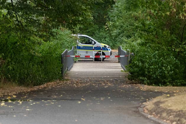 Kontrollierte Sprengung einer Weltkriegsbombe im Rhein an der Rheinaue in Bonn - 17.08.26 Nach dem Fund einer 125 Kilogramm schweren britischen Brandbombe aus dem Zweiten Weltkrieg im Rhein südlich der Konrad-Adenauer-Brücke bereitet der Kampfmittelbeseitigungsdienst die kontrollierte Sprengung am Fundort vor. Ein Sicherheitsradius von 300 Metern um die Rheinaue wird abgesperrt, Fuß- und Radwege sind gesperrt, die Rheinschifffahrt wird während der Sprengung unterbrochen. Evakuierungen von Anwohnern sind nicht notwendig. Bonn Rheinaue Nordrhein-Westfalen Deutschland *** Controlled detonation of a World War II bomb in the Rhine at the Rheinaue in Bonn, August 17, 2026. After a 125-kilogram British incendiary bomb from World War II was fou Copyright: xMarcxJohnx