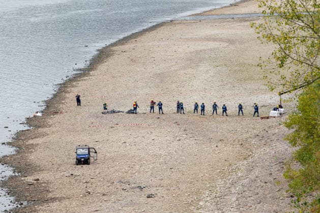 Kontrollierte Sprengung einer Weltkriegsbombe im Rhein an der Rheinaue in Bonn - 17.08.26 Nach dem Fund einer 125 Kilogramm schweren britischen Brandbombe aus dem Zweiten Weltkrieg im Rhein südlich der Konrad-Adenauer-Brücke bereitet der Kampfmittelbeseitigungsdienst die kontrollierte Sprengung am Fundort vor. Ein Sicherheitsradius von 300 Metern um die Rheinaue wird abgesperrt, Fuß- und Radwege sind gesperrt, die Rheinschifffahrt wird während der Sprengung unterbrochen. Evakuierungen von Anwohnern sind nicht notwendig. Bonn Rheinaue Nordrhein-Westfalen Deutschland *** Controlled detonation of a World War II bomb in the Rhine at the Rheinaue in Bonn, August 17, 2026. After a 125-kilogram British incendiary bomb from World War II was fou Copyright: xMarcxJohnx