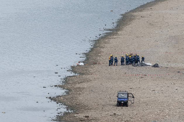 Kontrollierte Sprengung einer Weltkriegsbombe im Rhein an der Rheinaue in Bonn - 17.08.26 Nach dem Fund einer 125 Kilogramm schweren britischen Brandbombe aus dem Zweiten Weltkrieg im Rhein südlich der Konrad-Adenauer-Brücke bereitet der Kampfmittelbeseitigungsdienst die kontrollierte Sprengung am Fundort vor. Ein Sicherheitsradius von 300 Metern um die Rheinaue wird abgesperrt, Fuß- und Radwege sind gesperrt, die Rheinschifffahrt wird während der Sprengung unterbrochen. Evakuierungen von Anwohnern sind nicht notwendig. Bonn Rheinaue Nordrhein-Westfalen Deutschland *** Controlled detonation of a World War II bomb in the Rhine at the Rheinaue in Bonn, August 17, 2026. After a 125-kilogram British incendiary bomb from World War II was fou Copyright: xMarcxJohnx
