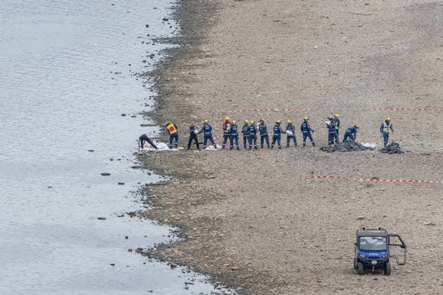 Kontrollierte Sprengung einer Weltkriegsbombe im Rhein an der Rheinaue in Bonn - 17.08.26 Nach dem Fund einer 125 Kilogramm schweren britischen Brandbombe aus dem Zweiten Weltkrieg im Rhein südlich der Konrad-Adenauer-Brücke bereitet der Kampfmittelbeseitigungsdienst die kontrollierte Sprengung am Fundort vor. Ein Sicherheitsradius von 300 Metern um die Rheinaue wird abgesperrt, Fuß- und Radwege sind gesperrt, die Rheinschifffahrt wird während der Sprengung unterbrochen. Evakuierungen von Anwohnern sind nicht notwendig. Bonn Rheinaue Nordrhein-Westfalen Deutschland *** Controlled detonation of a World War II bomb in the Rhine at the Rheinaue in Bonn, August 17, 2026. After a 125-kilogram British incendiary bomb from World War II was fou Copyright: xMarcxJohnx