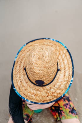 Child in a straw sun hat sitting on wet sand from above Cape San Blas, Florida, United States R_WAUX260816-2095374-01 ,model released, Symbolfoto ,property released