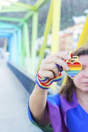 Frau mit einer LGBT Flagge Frau mit einer LGBT-Flagge Copyright: imageBROKER AnastasyxYarmolovich ibxiqx18424522.jpg ,model released, Symbolfoto ,property released