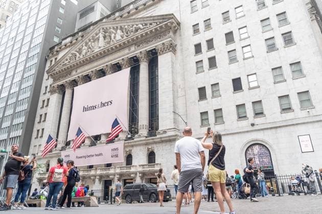 August 17, 2026, New York, New York, USA: View of outside of stock exchange where tourists take photos as Hims & Hers Health, Inc rings the opening bell at NYSE in New York, NY on August 17, 2026. Market at NYSE opened slightly low for both DOW Jones Industrial and S&P 500 amid uncertainty on price of commodities and overall political events in the US and around the world. New York USA  - ZUMAr339 20260817_znp_r339_036 Copyright: xLevxRadinx