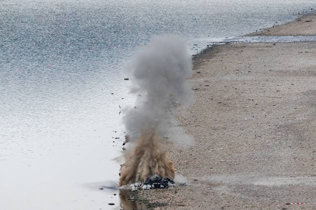 Kontrollierte Sprengung einer Weltkriegsbombe im Rhein an der Rheinaue in Bonn - 17.08.26 Nach dem Fund einer 125 Kilogramm schweren britischen Brandbombe aus dem Zweiten Weltkrieg im Rhein südlich der Konrad-Adenauer-Brücke bereitet der Kampfmittelbeseitigungsdienst die kontrollierte Sprengung am Fundort vor. Ein Sicherheitsradius von 300 Metern um die Rheinaue wird abgesperrt, Fuß- und Radwege sind gesperrt, die Rheinschifffahrt wird während der Sprengung unterbrochen. Evakuierungen von Anwohnern sind nicht notwendig. Bonn Rheinaue Nordrhein-Westfalen Deutschland *** Controlled detonation of a World War II bomb in the Rhine at the Rheinaue in Bonn, August 17, 2026. After a 125-kilogram British incendiary bomb from World War II was fou Copyright: xMarcxJohnx