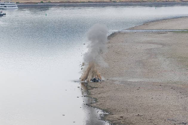 Kontrollierte Sprengung einer Weltkriegsbombe im Rhein an der Rheinaue in Bonn - 17.08.26 Nach dem Fund einer 125 Kilogramm schweren britischen Brandbombe aus dem Zweiten Weltkrieg im Rhein südlich der Konrad-Adenauer-Brücke bereitet der Kampfmittelbeseitigungsdienst die kontrollierte Sprengung am Fundort vor. Ein Sicherheitsradius von 300 Metern um die Rheinaue wird abgesperrt, Fuß- und Radwege sind gesperrt, die Rheinschifffahrt wird während der Sprengung unterbrochen. Evakuierungen von Anwohnern sind nicht notwendig. Bonn Rheinaue Nordrhein-Westfalen Deutschland *** Controlled detonation of a World War II bomb in the Rhine at the Rheinaue in Bonn, August 17, 2026. After a 125-kilogram British incendiary bomb from World War II was fou Copyright: xMarcxJohnx