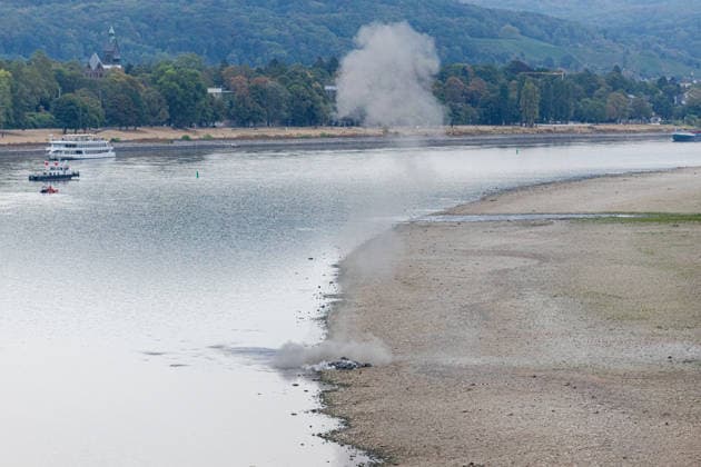 Kontrollierte Sprengung einer Weltkriegsbombe im Rhein an der Rheinaue in Bonn - 17.08.26 Nach dem Fund einer 125 Kilogramm schweren britischen Brandbombe aus dem Zweiten Weltkrieg im Rhein südlich der Konrad-Adenauer-Brücke bereitet der Kampfmittelbeseitigungsdienst die kontrollierte Sprengung am Fundort vor. Ein Sicherheitsradius von 300 Metern um die Rheinaue wird abgesperrt, Fuß- und Radwege sind gesperrt, die Rheinschifffahrt wird während der Sprengung unterbrochen. Evakuierungen von Anwohnern sind nicht notwendig. Bonn Rheinaue Nordrhein-Westfalen Deutschland *** Controlled detonation of a World War II bomb in the Rhine at the Rheinaue in Bonn, August 17, 2026. After a 125-kilogram British incendiary bomb from World War II was fou Copyright: xMarcxJohnx