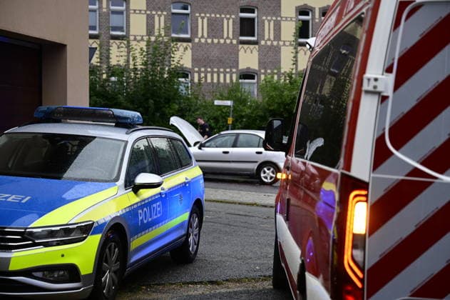 Görlitz, 17.08.2026. ca 18 Uhr. Kreuzung nach Schlauroth, Verkehrsunfall nach Verfolgung mit Polizei. Verkehrsunfall, Görlitz, Schlauroth, Kreuzung, Polizeiverfolgung, Großeinsatz, Blaulicht, Notarzt, Rettungswagen, Polizei, Feuerwehr, Vollsperrung, Straßensperrung, Unfallaufnahme, Zeugen gesucht, 17.08.2026 *** Görlitz, August 17, 2026, around 6:00 p.m., intersection leading to Schlauroth, traffic accident following a police chase, Görlitz, Schlauroth, intersection, police chase, large-scale operation, emergency lights, emergency doctor, ambulance, police, fire department, complete road closure, road closure, accident investigation, witnesses sought, August 17, 2026 Copyright: xMatthiasxWehnertx
