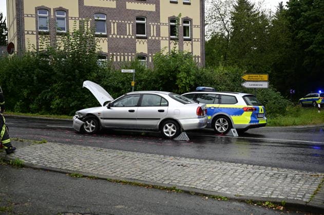 Görlitz, 17.08.2026. ca 18 Uhr. Kreuzung nach Schlauroth, Verkehrsunfall nach Verfolgung mit Polizei. Verkehrsunfall, Görlitz, Schlauroth, Kreuzung, Polizeiverfolgung, Großeinsatz, Blaulicht, Notarzt, Rettungswagen, Polizei, Feuerwehr, Vollsperrung, Straßensperrung, Unfallaufnahme, Zeugen gesucht, 17.08.2026 *** Görlitz, August 17, 2026, around 6:00 p.m., intersection leading to Schlauroth, traffic accident following a police chase, Görlitz, Schlauroth, intersection, police chase, large-scale operation, emergency lights, emergency doctor, ambulance, police, fire department, complete road closure, road closure, accident investigation, witnesses sought, August 17, 2026 Copyright: xMatthiasxWehnertx