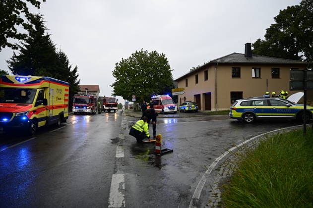 Görlitz, 17.08.2026. ca 18 Uhr. Kreuzung nach Schlauroth, Verkehrsunfall nach Verfolgung mit Polizei. Verkehrsunfall, Görlitz, Schlauroth, Kreuzung, Polizeiverfolgung, Großeinsatz, Blaulicht, Notarzt, Rettungswagen, Polizei, Feuerwehr, Vollsperrung, Straßensperrung, Unfallaufnahme, Zeugen gesucht, 17.08.2026 *** Görlitz, August 17, 2026, around 6:00 p.m., intersection leading to Schlauroth, traffic accident following a police chase, Görlitz, Schlauroth, intersection, police chase, large-scale operation, emergency lights, emergency doctor, ambulance, police, fire department, full road closure, road closure, accident investigation, witnesses sought, August 17, 2026 Copyright: xMatthiasxWehnertx