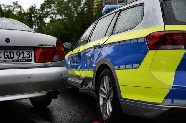 Görlitz, 17.08.2026. ca 18 Uhr. Kreuzung nach Schlauroth, Verkehrsunfall nach Verfolgung mit Polizei. Verkehrsunfall, Görlitz, Schlauroth, Kreuzung, Polizeiverfolgung, Großeinsatz, Blaulicht, Notarzt, Rettungswagen, Polizei, Feuerwehr, Vollsperrung, Straßensperrung, Unfallaufnahme, Zeugen gesucht, 17.08.2026 *** Görlitz, August 17, 2026, around 6:00 p.m., intersection leading to Schlauroth, traffic accident following a police chase, Görlitz, Schlauroth, intersection, police chase, large-scale operation, emergency lights, emergency doctor, ambulance, police, fire department, full road closure, road closure, accident investigation, witnesses sought, August 17, 2026 Copyright: xMatthiasxWehnertx