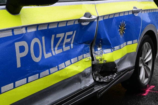 Görlitz, 17.08.2026. ca 18 Uhr. Kreuzung nach Schlauroth, Verkehrsunfall nach Verfolgung mit Polizei. Verkehrsunfall, Görlitz, Schlauroth, Kreuzung, Polizeiverfolgung, Großeinsatz, Blaulicht, Notarzt, Rettungswagen, Polizei, Feuerwehr, Vollsperrung, Straßensperrung, Unfallaufnahme, Zeugen gesucht, 17.08.2026 *** Görlitz, August 17, 2026, around 6:00 p.m., intersection leading to Schlauroth, traffic accident following a police chase, Görlitz, Schlauroth, intersection, police chase, large-scale operation, emergency lights, emergency doctor, ambulance, police, fire department, full road closure, road closure, accident investigation, witnesses sought, August 17, 2026 Copyright: xMatthiasxWehnertx