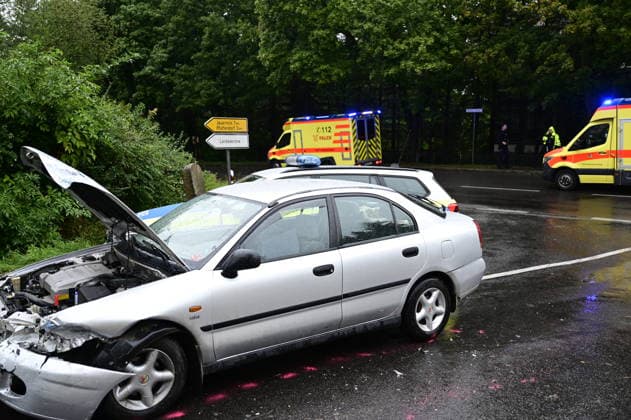 Görlitz, 17.08.2026. ca 18 Uhr. Kreuzung nach Schlauroth, Verkehrsunfall nach Verfolgung mit Polizei. Verkehrsunfall, Görlitz, Schlauroth, Kreuzung, Polizeiverfolgung, Großeinsatz, Blaulicht, Notarzt, Rettungswagen, Polizei, Feuerwehr, Vollsperrung, Straßensperrung, Unfallaufnahme, Zeugen gesucht, 17.08.2026 *** Görlitz, August 17, 2026, around 6:00 p.m., intersection leading to Schlauroth, traffic accident following a police chase, Görlitz, Schlauroth, intersection, police chase, large-scale operation, emergency lights, emergency doctor, ambulance, police, fire department, complete road closure, road closure, accident investigation, witnesses sought, August 17, 2026 Copyright: xMatthiasxWehnertx