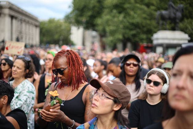 August 17, 2026, London, London, UK: London, UK. Mourners gather for a vigil for Professor Jason Arday in Trafalgar Square, central London. Jason Arday, a sociology professor at the University of Cambridge, was found dead at a home in Battersea on Friday, days after resigning amid plagiarism allegations. London UK  - ZUMAl94_ 20260817_zaf_l94_062 Copyright: xMarcinxNowakx