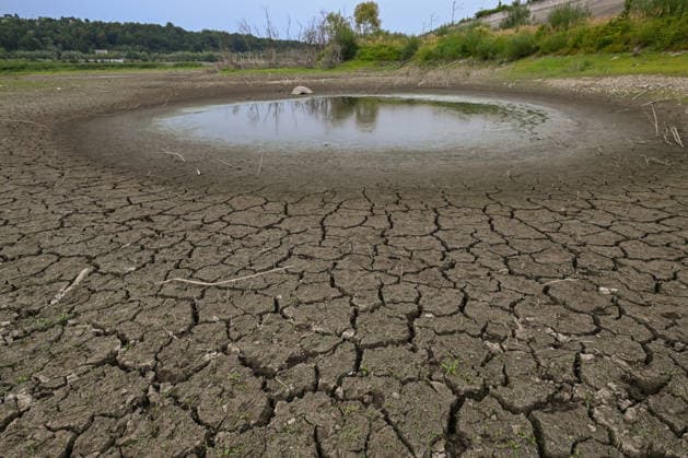 Historic summer heatwave drains southern Poland waterways ZEMBRZYCE, POLAND - AUGUST 17: A shrinking, isolated pool of stagnant water is surrounded by a wide expanse of deeply cracked, parched earth on the dry bed of the Skawa River basin near Zembrzyce, southern Poland, on August 17, 2026. A record-breaking summer heatwave and acute lack of precipitation have caused regional water levels to plummet by over a meter, cutting off streams and stranding aquatic life. The critical hydrological drought has forced regional authorities to enforce emergency water restrictions across the Malopolska province. Artur Widak Anadolu Zembrzyce Poland. Editorial use only. Please get in touch for any other usage.  Copyright: x2026xAnadoluxArturxWidakx