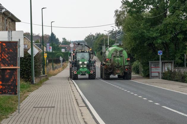 Waldbrand im Hohen Venn Belgien 17.08.2026: Waldbrand im Hohen Venn, , , Belgien Bild: Das Hohe Venn in Belgien steht in Flammen. Einsatzkräfte werden von Landwirten der Umgebung und aus Deutschland unterstützt. Sie bringen Wasser von Entnahmestellen bis zur Einsatzstelle Belgien *** Forest Fire in the High Fens, Belgium, August 17, 2026 Forest Fire in the High Fens, , , Belgium Photo: The High Fens in Belgium are ablaze. Emergency responders are being assisted by local farmers and teams from Germany. They are transporting water from intake points to the scene of the fire. Belgium