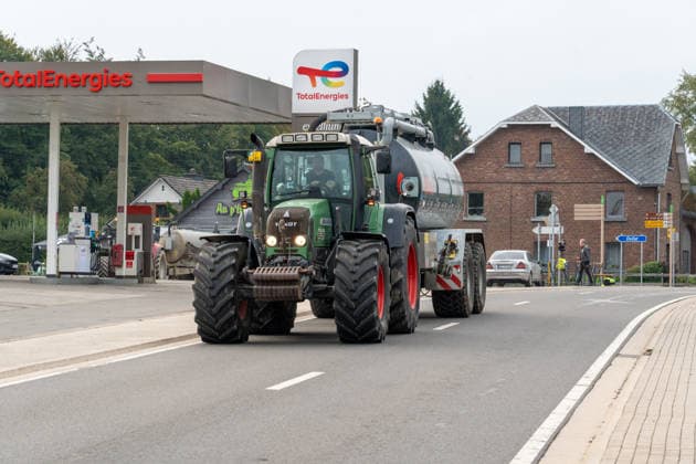 Waldbrand im Hohen Venn Belgien 17.08.2026: Waldbrand im Hohen Venn, , , Belgien Bild: Das Hohe Venn in Belgien steht in Flammen. Einsatzkräfte werden von Landwirten der Umgebung und aus Deutschland unterstützt. Sie bringen Wasser von Entnahmestellen bis zur Einsatzstelle Belgien *** Forest Fire in the High Fens, Belgium, August 17, 2026 Forest Fire in the High Fens, , , Belgium Photo: The High Fens in Belgium are ablaze. Emergency responders are being assisted by local farmers and firefighters from Germany. They are transporting water from intake points to the fire scene. Belgium