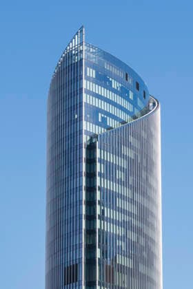 Creative Highlights World Die obere Hälfte eines modernen Wolkenkratzers mit elliptischem Grundriss und blauer Glasfassade unter klarem blauem Himmel. Das markante Bürogebäude dient als Hauptsitz des Brüsseler Regionalen Öffentlichen Dienstes. *** The upper half of a modern skyscraper with an elliptical floor plan and blue glass facade under a clear blue sky. The prominent office building serves as the headquarters of the Brussels Regional Public Service. Belgien, Belgium GMS20817
