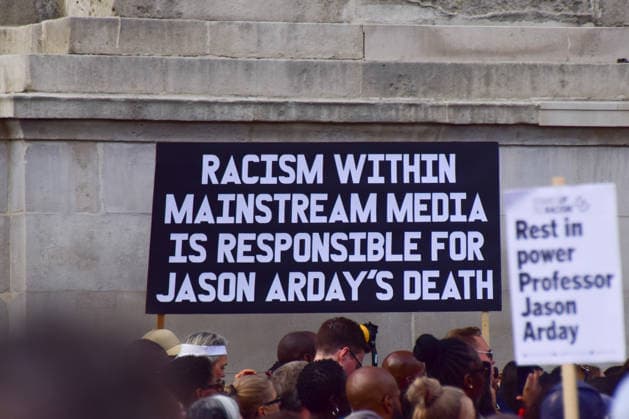 August 17, 2026, London, England, United Kingdom: Large crowds of people gather in Trafalgar Square during a vigil for Jason Arday. The former sociology professor at the University of Cambridge died several days after he resigned following accusations of academic plagiarism and scrutiny of his personal claims. London United Kingdom  - ZUMAv130 20260817_zip_v130_071 Copyright: xVukxValcicx