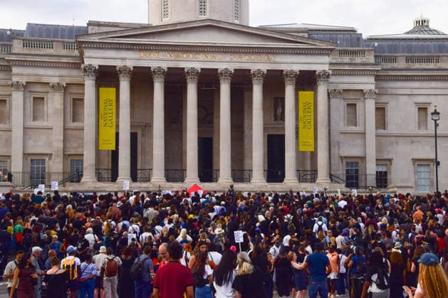 August 17, 2026, London, England, United Kingdom: Large crowds of people gather in Trafalgar Square during a vigil for Jason Arday. The former sociology professor at the University of Cambridge died several days after he resigned following accusations of academic plagiarism and scrutiny of his personal claims. London United Kingdom  - ZUMAv130 20260817_zip_v130_073 Copyright: xVukxValcicx