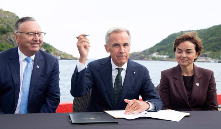 August 17, 2026, St. John s, Nl, CANADA: Le premier ministre Mark Carney, au centre, signe un nouvel accord concernant la centrale o lectrique de Churchill Falls et le lancement de nouveaux projets hydroo lectriques, o oliens et de transport d o lectricito , entouro du premier ministre de Terre-Neuve-et-Labrador, Tony Wakeham, o gauche, et de la premioÂ¨re ministre du Quo bec, Christine Frechette, o droite, o Saint-Jean, o Terre-Neuve-et-Labrador, le lundi 17 aooÂ»t 2026. LA PRESSE CANADIENNE St. John s CANADA  - ZUMAc35_ 20260817_zaf_c35_022 Copyright: xPaulxDalyx