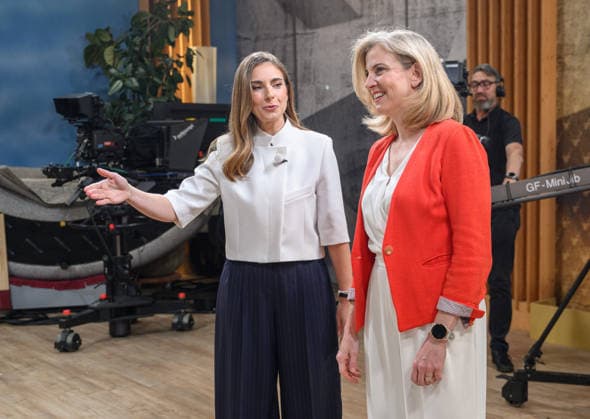 photonews.at Martin Juen - Wien, 17.08.2026.. Sommergespräch des ORF 2026 mit der Bundesvorsitzenden von NEOS. PHOTO: Moderatorin Simone Stribl (ORF) und Vorsitzende von NEOS Beate Meinl-Reisinger ORF Summer Interview 2026 with NEOS federal chairwoman. Gespäch, Intveriew, Diskussion, ORF, TV, Fernsehen, NEOS, Regierung, Regierungsverantwortung, Klimakrise, Budget, Polarisierung, politische Bedeutung, Vertrauen Sommergespräch 2026 mit der Bundesvorsitzenden von NEOS *** photonews at Martin Juen, Vienna, August 17, 2026 ORF Summer Interview 2026 with the NEOS Federal Chairwoman PHOTO: ORF host Simone Stribl and NEOS Chairwoman Beate Meinl Reisinger ORF Summer Interview 2026 with NEOS Federal Chairwoman Conversation, Interview, Discussio 