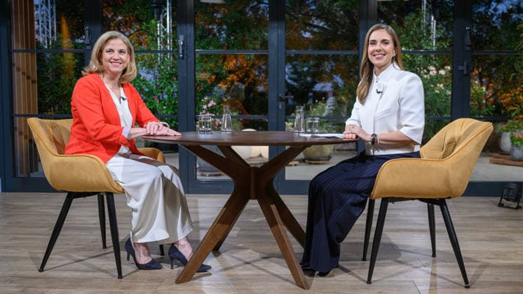 photonews.at Martin Juen - Wien, 17.08.2026.. Sommergespräch des ORF 2026 mit der Bundesvorsitzenden von NEOS. PHOTO: Vorsitzende von NEOS Beate Meinl-Reisinger und Moderatorin Simone Stribl (ORF) ORF Summer Interview 2026 with NEOS federal chairwoman. Gespäch, Intveriew, Diskussion, ORF, TV, Fernsehen, NEOS, Regierung, Regierungsverantwortung, Klimakrise, Budget, Polarisierung, politische Bedeutung, Vertrauen Sommergespräch 2026 mit der Bundesvorsitzenden von NEOS *** photonews at Martin Juen, Vienna, August 17, 2026 ORF Summer Interview 2026 with the NEOS Federal Chairwoman PHOTO: NEOS Chairwoman Beate Meinl Reisinger and host Simone Stribl ORF ORF Summer Interview 2026 with NEOS Federal Chairwoman Interview, Interview, Discussion, 