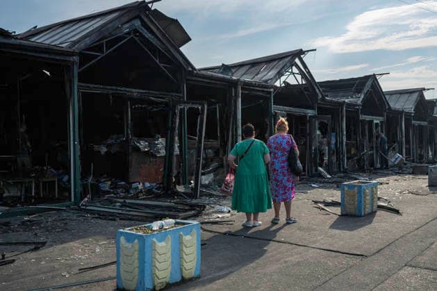 Aftermath Of A Russian Ballistic Missile Strike On Ukraine s Largest Book Market In Ukraine Passersby look at burned-out market stalls at Ukraine s largest book market in Kyiv, Ukraine, on August 17, 2026, following a fire caused by a Russian ballistic missile attack on the city overnight on August 16. Kyiv Ukraine  Copyright: xMaxymxMarusenkox originalFilename: musiienko-notitle260817_nppZy.jpg