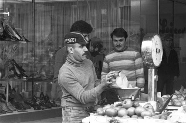 Gemüsestand im Gang zum Aldi-Eingang im ehemaligen Forum-Kino und neben dem Leiser-Schuhgeschäft, Hauptstraße, Kaiser-Wilhelm-Platz, 23.10.1982 *** Vegetable stand in the aisle leading to the Aldi entrance in the former Forum movie theater and next to the Leiser shoe store, Hauptstraße, Kaiser Wilhelm Platz, 23 10 1982