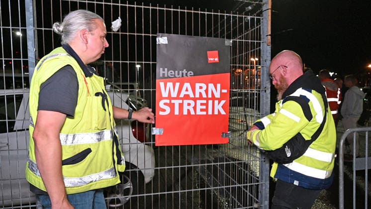 Ein 24-stündiger Warnstreik hat in der Nacht zum Dienstag weite Teile des Hamburger Hafens und der niedersächsischen Seehäfen unter anderem in Emden lahmgelegt. Ver.di hatte zum Ausstand aufgerufen, nachdem die Beschäftigten das Arbeitgeberangebot mehrheitlich abgelehnt hatten. Der ZDS bietet 5,1 Prozent mehr Entgelt bei 19 Monaten Laufzeit, ver.di fordert 8,2 Prozent bei zwölf Monaten. Bundesweit betrifft der Tarifvertrag rund 11.000 Beschäftigte; auch an weiteren Hafenstandorten wurde gestreikt. Viele Streikende bewerten vor allem die lange Laufzeit als zu unsicher und nicht ausreichend planungssicher. Die Bilder sind von 23 Uhr dem Beginn der Nachtschicht im HHLA-Terminal Burchardkai. Hamburg, der 18.08.2026 Verdi ruft 11.000 Besch