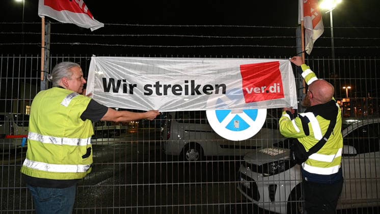 Ein 24-stündiger Warnstreik hat in der Nacht zum Dienstag weite Teile des Hamburger Hafens und der niedersächsischen Seehäfen unter anderem in Emden lahmgelegt. Ver.di hatte zum Ausstand aufgerufen, nachdem die Beschäftigten das Arbeitgeberangebot mehrheitlich abgelehnt hatten. Der ZDS bietet 5,1 Prozent mehr Entgelt bei 19 Monaten Laufzeit, ver.di fordert 8,2 Prozent bei zwölf Monaten. Bundesweit betrifft der Tarifvertrag rund 11.000 Beschäftigte; auch an weiteren Hafenstandorten wurde gestreikt. Viele Streikende bewerten vor allem die lange Laufzeit als zu unsicher und nicht ausreichend planungssicher. Die Bilder sind von 23 Uhr dem Beginn der Nachtschicht im HHLA-Terminal Burchardkai. Hamburg, der 18.08.2026 Verdi ruft 11.000 Besch