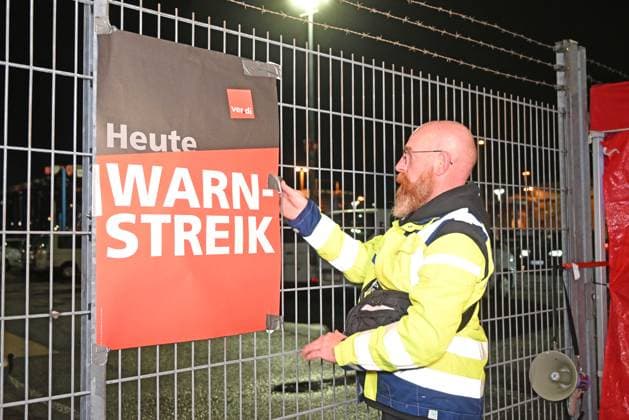 Ein 24-stündiger Warnstreik hat in der Nacht zum Dienstag weite Teile des Hamburger Hafens und der niedersächsischen Seehäfen unter anderem in Emden lahmgelegt. Ver.di hatte zum Ausstand aufgerufen, nachdem die Beschäftigten das Arbeitgeberangebot mehrheitlich abgelehnt hatten. Der ZDS bietet 5,1 Prozent mehr Entgelt bei 19 Monaten Laufzeit, ver.di fordert 8,2 Prozent bei zwölf Monaten. Bundesweit betrifft der Tarifvertrag rund 11.000 Beschäftigte; auch an weiteren Hafenstandorten wurde gestreikt. Viele Streikende bewerten vor allem die lange Laufzeit als zu unsicher und nicht ausreichend planungssicher. Die Bilder sind von 23 Uhr dem Beginn der Nachtschicht im HHLA-Terminal Burchardkai. Hamburg, der 18.08.2026 Verdi ruft 11.000 Besch