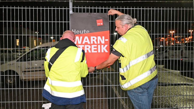 Ein 24-stündiger Warnstreik hat in der Nacht zum Dienstag weite Teile des Hamburger Hafens und der niedersächsischen Seehäfen unter anderem in Emden lahmgelegt. Ver.di hatte zum Ausstand aufgerufen, nachdem die Beschäftigten das Arbeitgeberangebot mehrheitlich abgelehnt hatten. Der ZDS bietet 5,1 Prozent mehr Entgelt bei 19 Monaten Laufzeit, ver.di fordert 8,2 Prozent bei zwölf Monaten. Bundesweit betrifft der Tarifvertrag rund 11.000 Beschäftigte; auch an weiteren Hafenstandorten wurde gestreikt. Viele Streikende bewerten vor allem die lange Laufzeit als zu unsicher und nicht ausreichend planungssicher. Die Bilder sind von 23 Uhr dem Beginn der Nachtschicht im HHLA-Terminal Burchardkai. Hamburg, der 18.08.2026 Verdi ruft 11.000 Besch