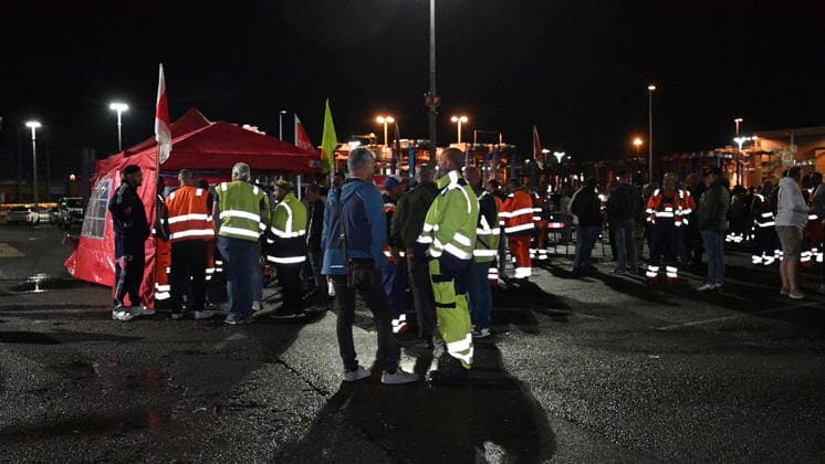 Ein 24-stündiger Warnstreik hat in der Nacht zum Dienstag weite Teile des Hamburger Hafens und der niedersächsischen Seehäfen unter anderem in Emden lahmgelegt. Ver.di hatte zum Ausstand aufgerufen, nachdem die Beschäftigten das Arbeitgeberangebot mehrheitlich abgelehnt hatten. Der ZDS bietet 5,1 Prozent mehr Entgelt bei 19 Monaten Laufzeit, ver.di fordert 8,2 Prozent bei zwölf Monaten. Bundesweit betrifft der Tarifvertrag rund 11.000 Beschäftigte; auch an weiteren Hafenstandorten wurde gestreikt. Viele Streikende bewerten vor allem die lange Laufzeit als zu unsicher und nicht ausreichend planungssicher. Die Bilder sind von 23 Uhr dem Beginn der Nachtschicht im HHLA-Terminal Burchardkai. Hamburg, der 18.08.2026 Verdi ruft 11.000 Besch